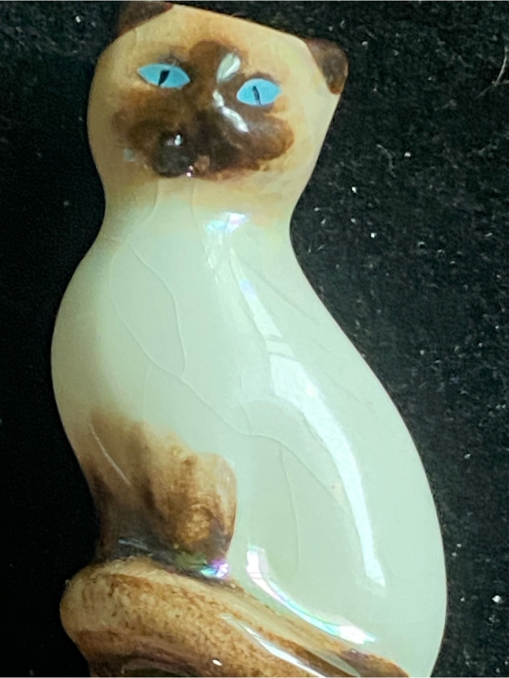 Vintage 1982 Avon Siamese Cat 🐈 Porcelain Pin Brooch - Cream, Brown & Blue Eyes - Picture 2 of 9